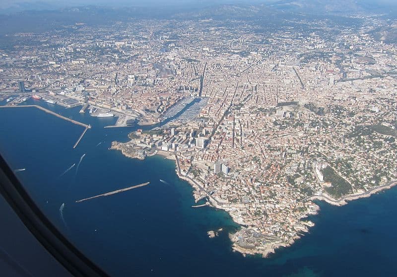 Aerial_view_of_Marseille_04.jpg