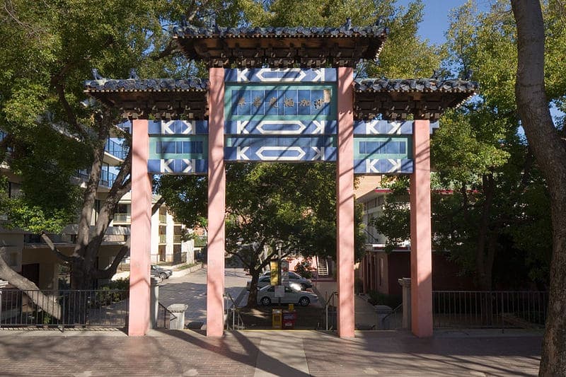 800px-Sacramento_Chinatown_Mall_Paifang.jpg
