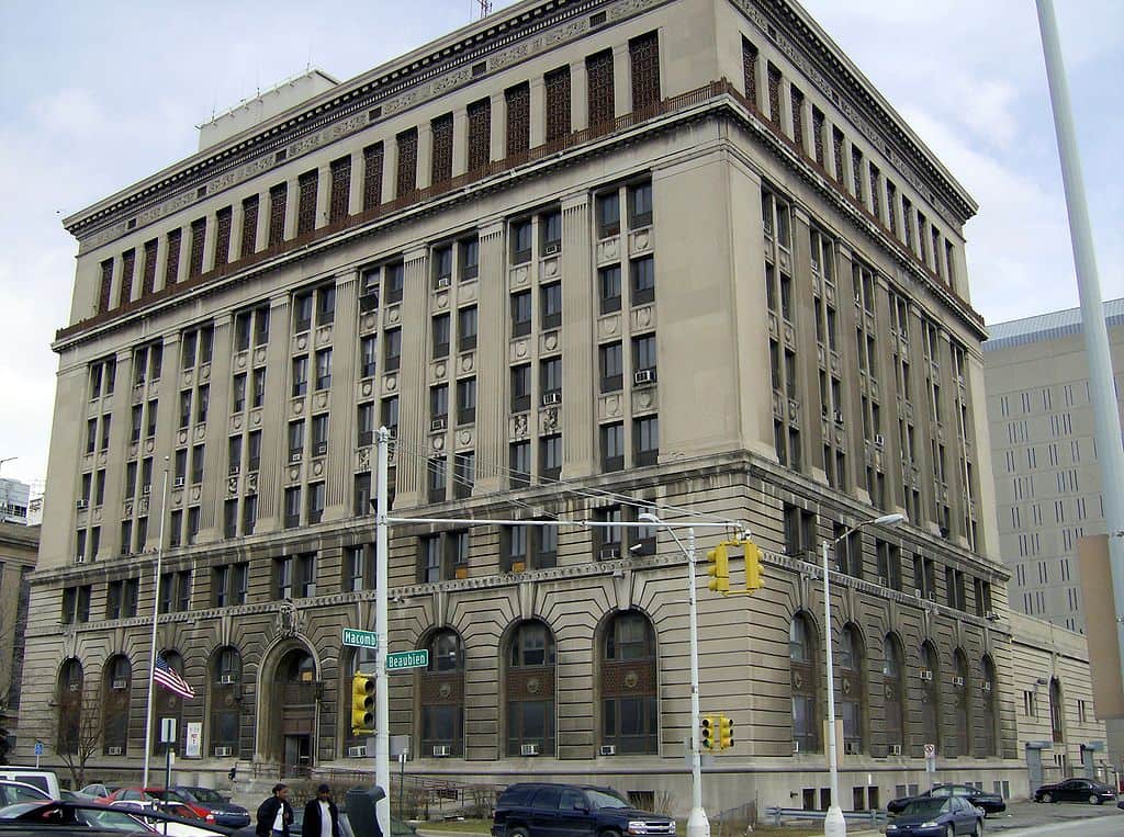 1024px-DetroitPoliceHQ1300Beaubein.jpg