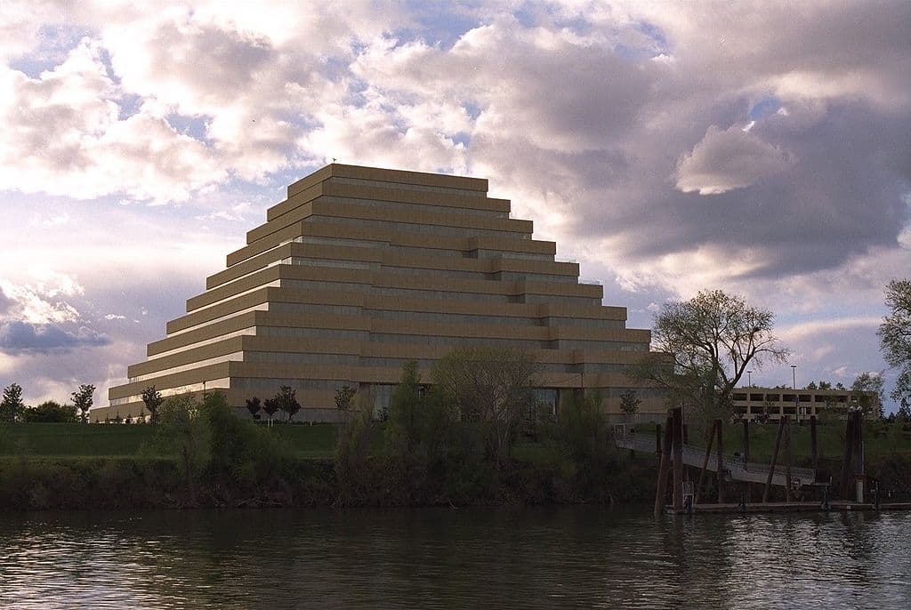1024px-Sacramento-river-bank-pyramid-20.4.jpg