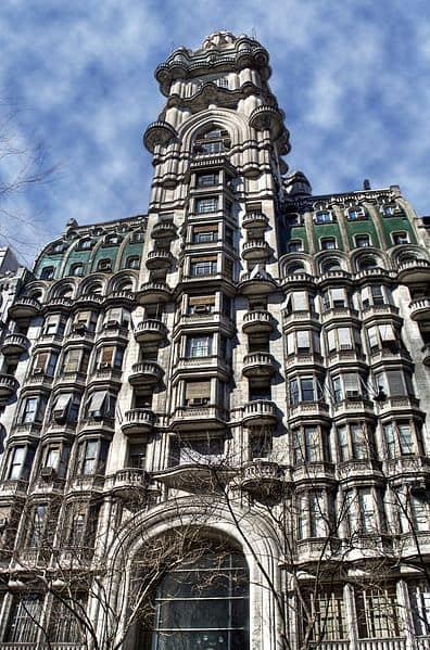 396px-Buenos_Aires_-_Avenida_de_Mayo_-_Palacio_Barolo_-_2006.jpg